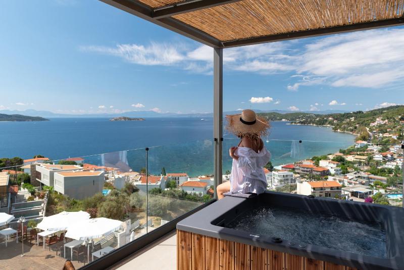 Suite with Hot Tub image 4