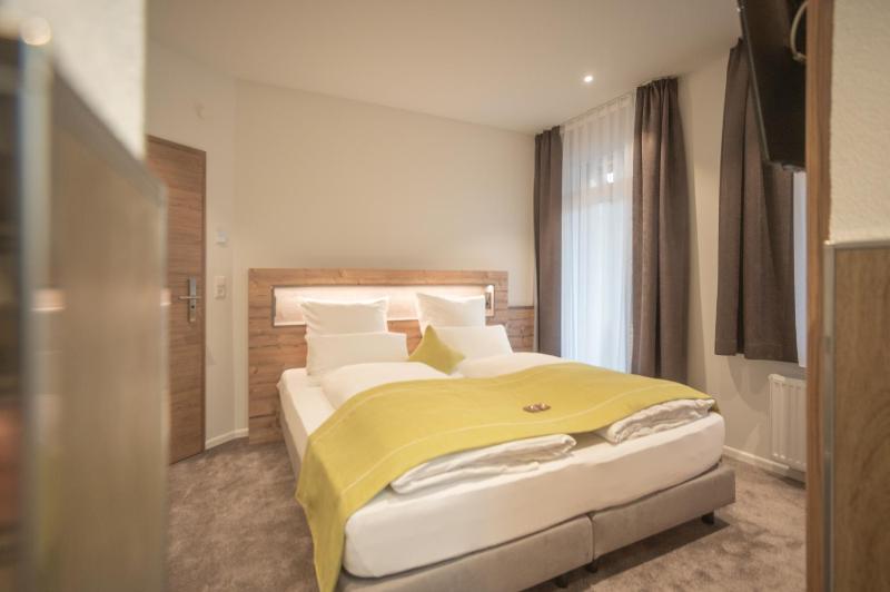 Double Room with Balcony image 4
