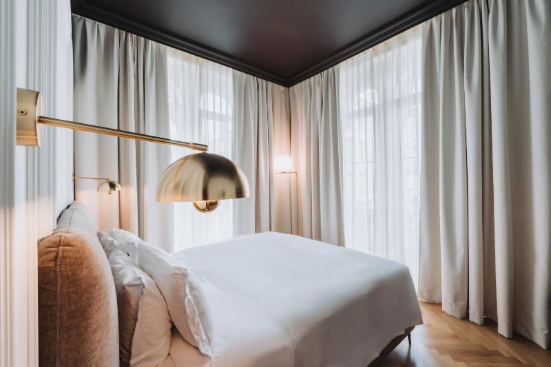 Deluxe Double Room image 2