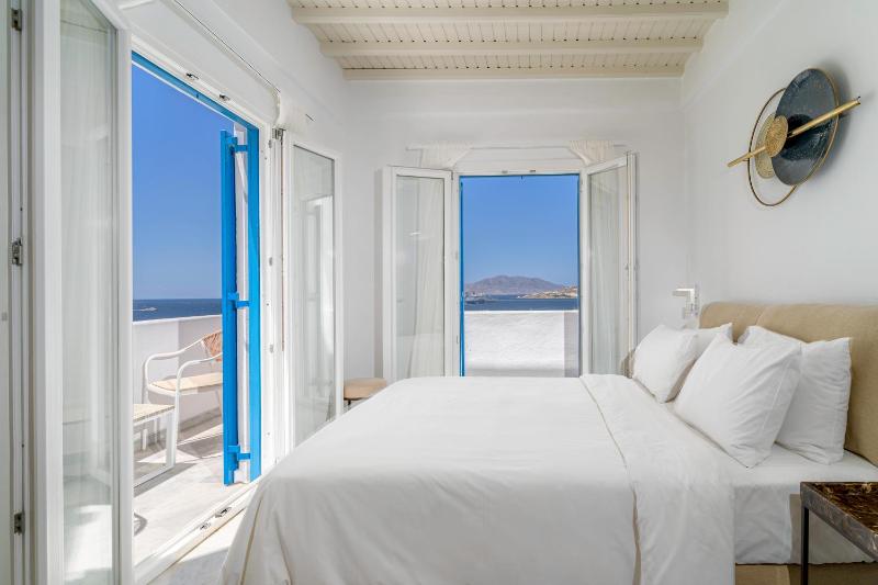 Deluxe Double or Twin Room with Sea View image 3