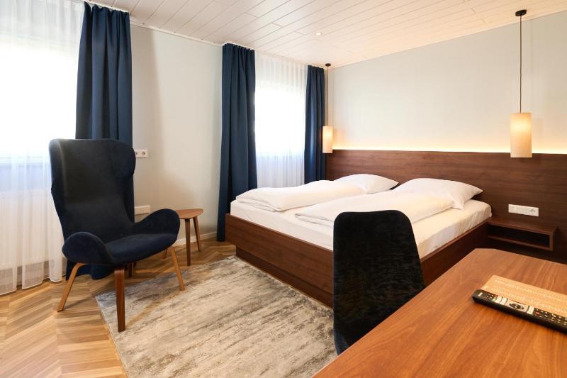 Standard Double Room image 3