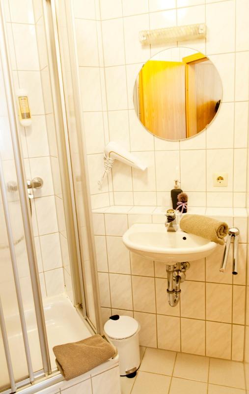 Single Room with Private Shower and Shared Toilet image 4