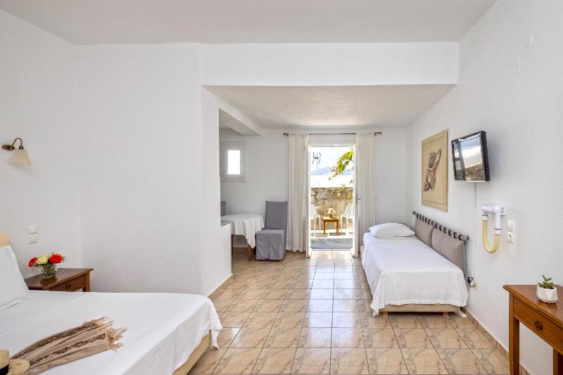 Triple Room with Garden View image 3