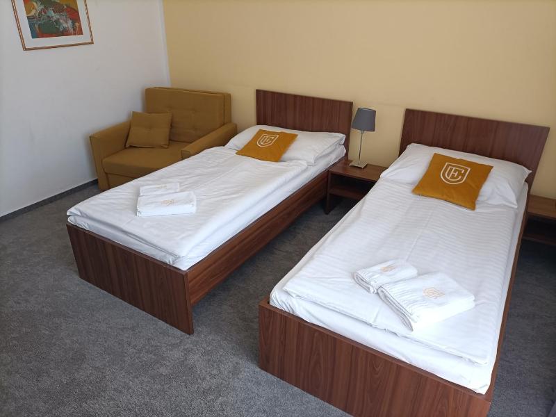Twin Room with Extra Bed image 1