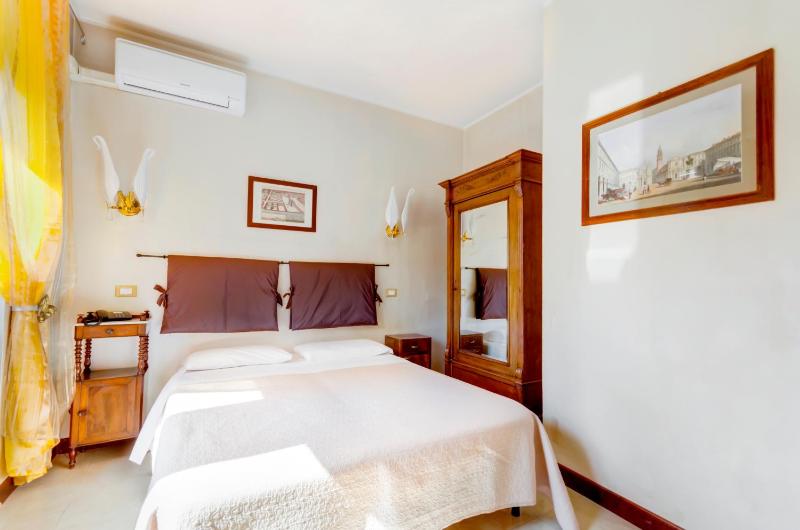 Small Double Room image 4