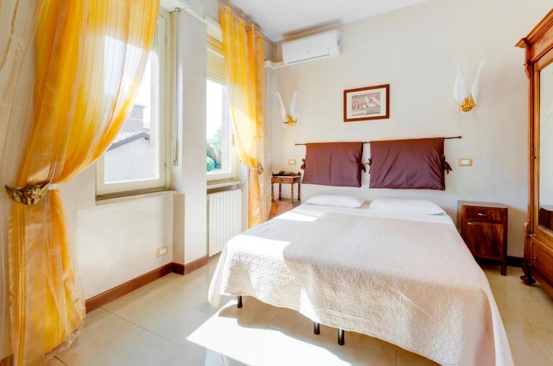 Small Double Room image 3