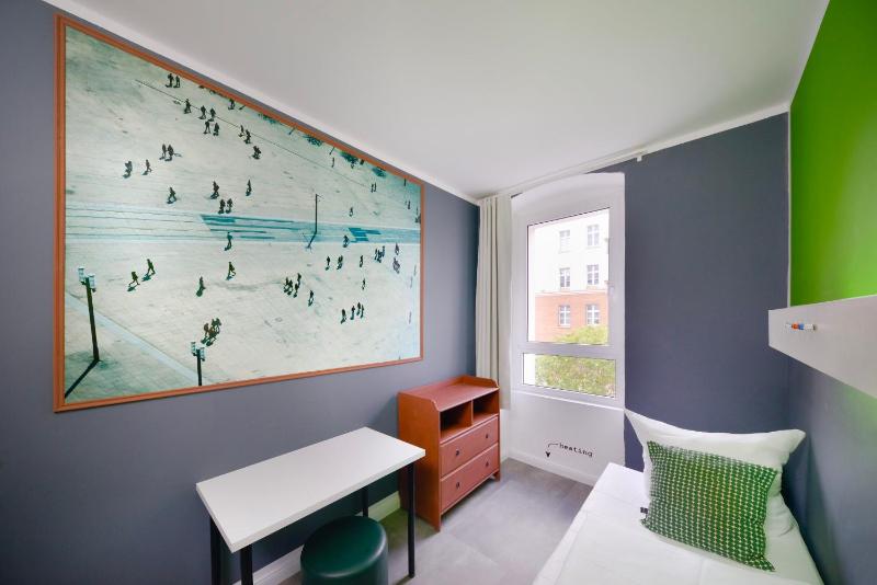 Single Room with Shared Bathroom image 3