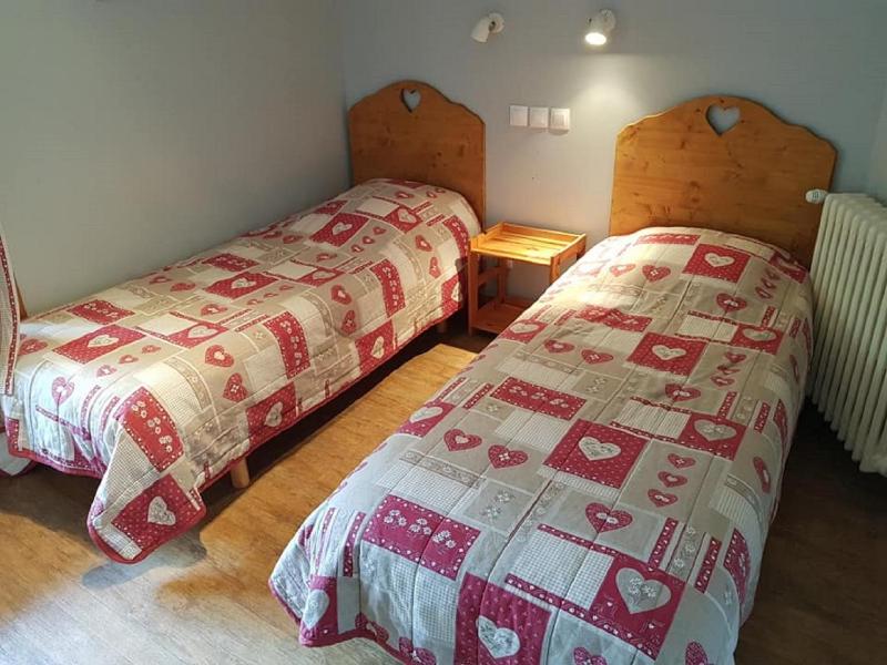 Classic Twin Room image 4