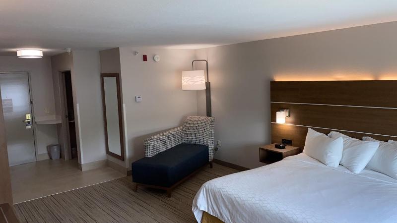 Standard King Room with Extra Space image 2