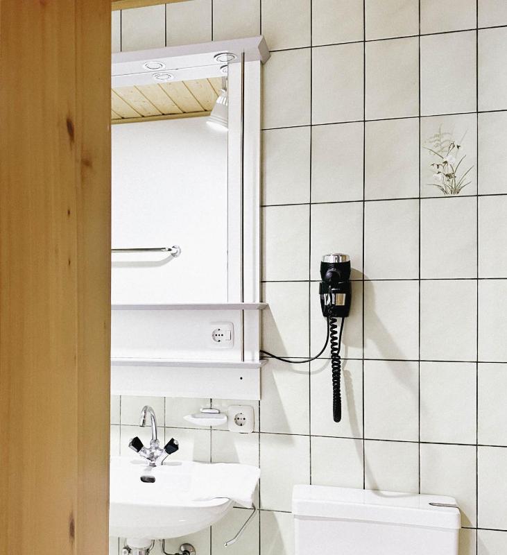 Standard Twin Room with Mountain View image 4
