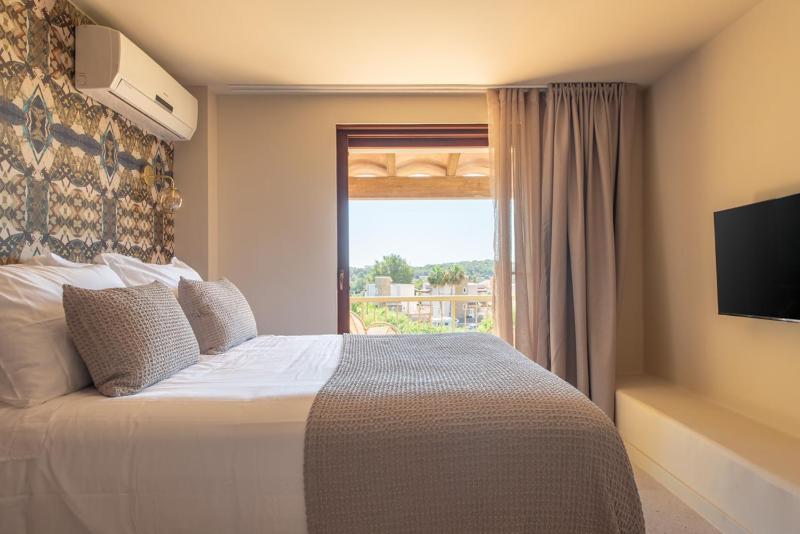 Double Room with Balcony image 4