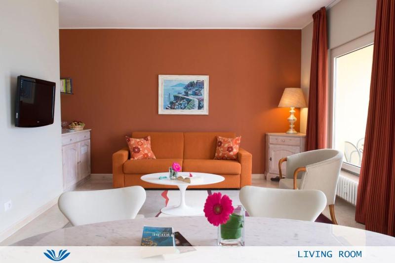 One-Bedroom Suite with Lake View image 3