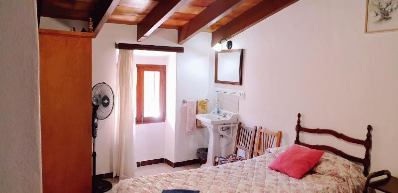 Twin Room with Shared Bathroom image 3
