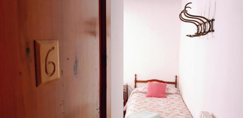 Twin Room with Shared Bathroom image 4
