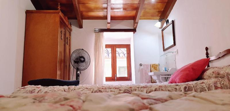 Twin Room with Shared Bathroom image 2