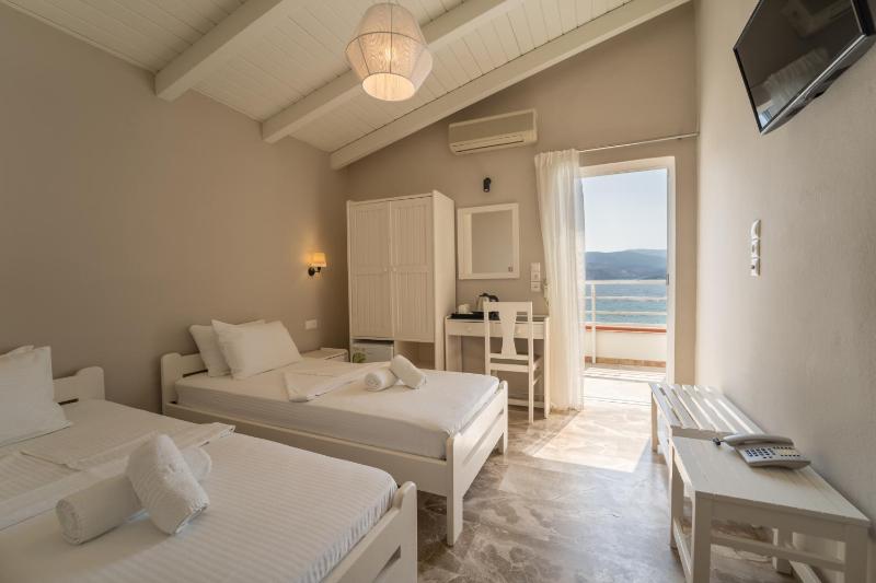 Double Room with Sea View image 2