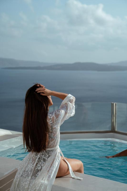 Splendid Suite with Two Private Heated Outdoor Pools & Caldera Sea View image 3
