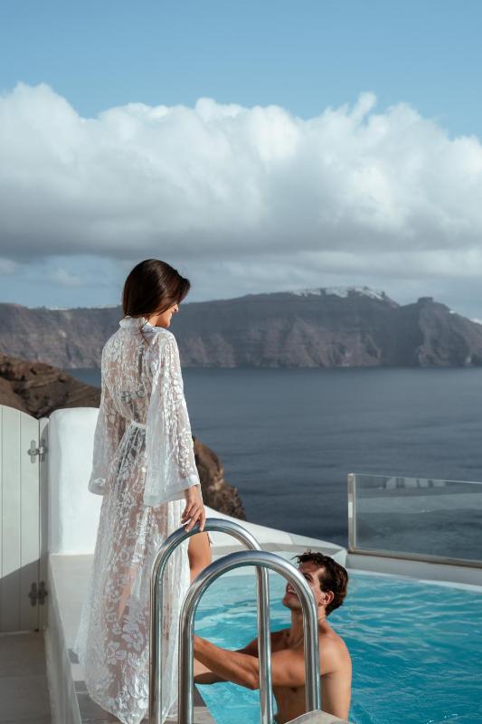 Splendid Suite with Two Private Heated Outdoor Pools & Caldera Sea View image 2