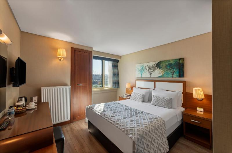 Double or Twin Room with Sea View image 1