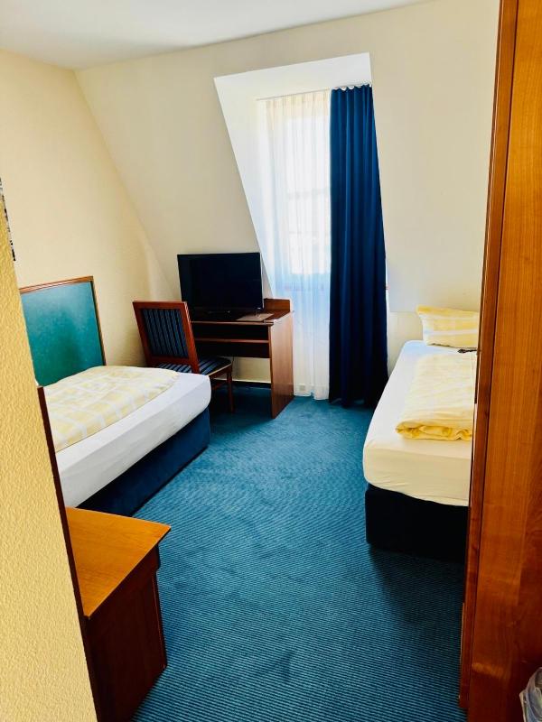 Standard Twin Room image 1