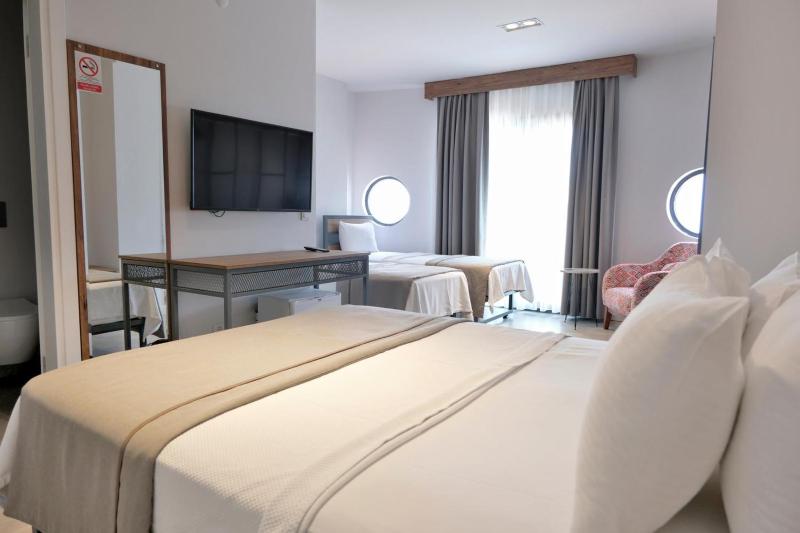 Deluxe Quadruple Room image 1