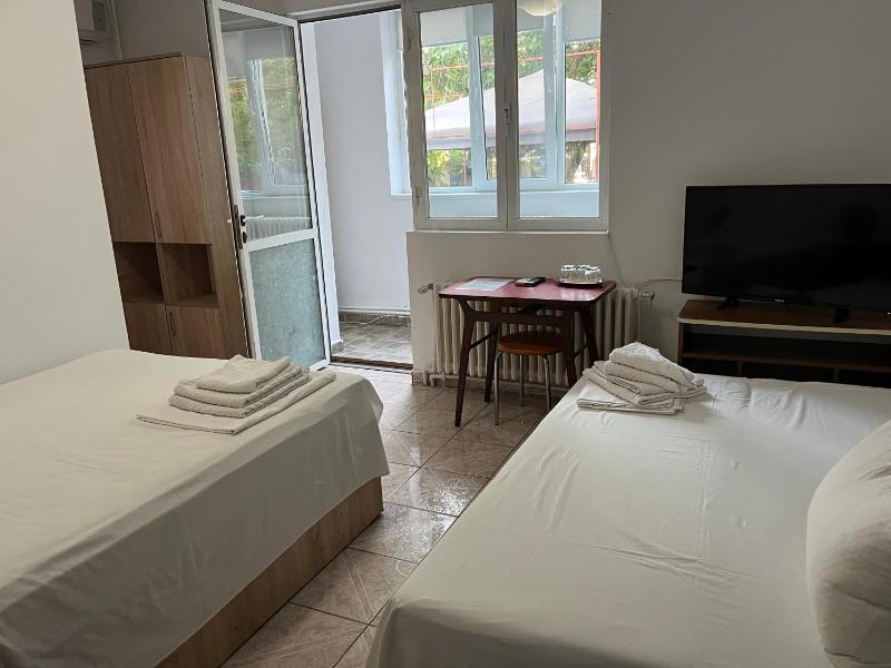 Family Room with Garden View image 4