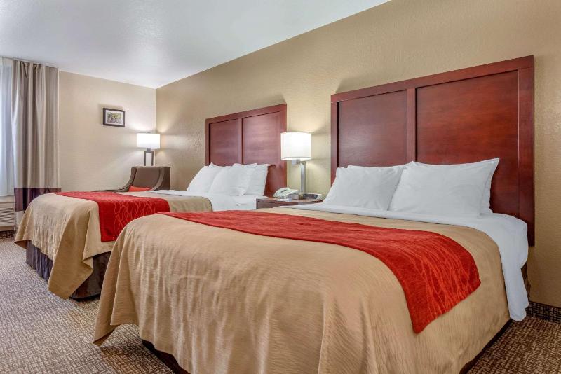 Queen Room with Two Queen Beds image 2