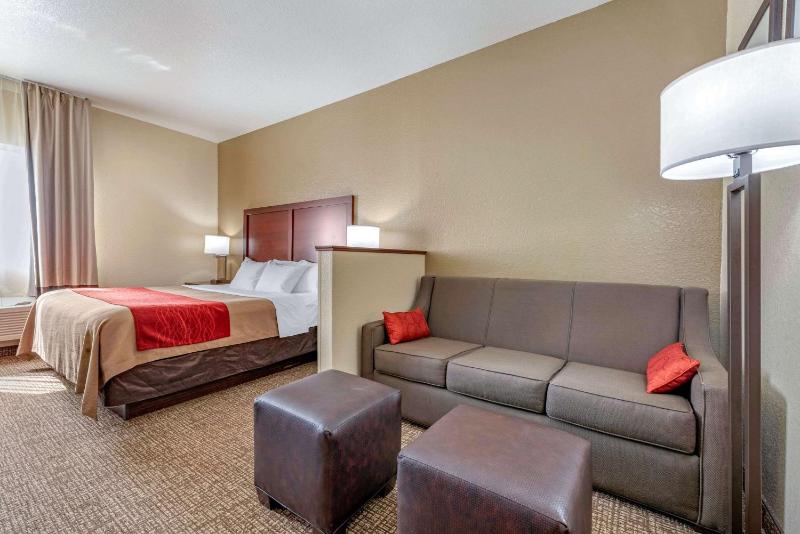 King Suite - Non-Smoking image 3