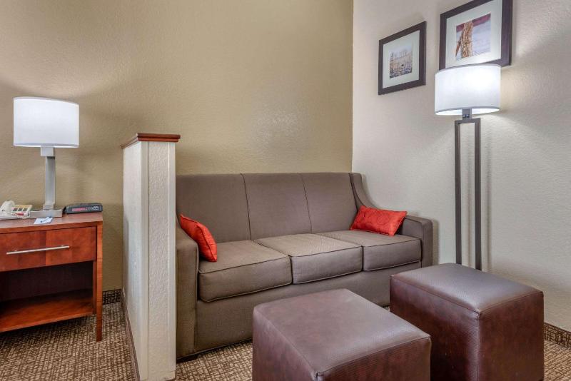 King Suite - Non-Smoking image 3