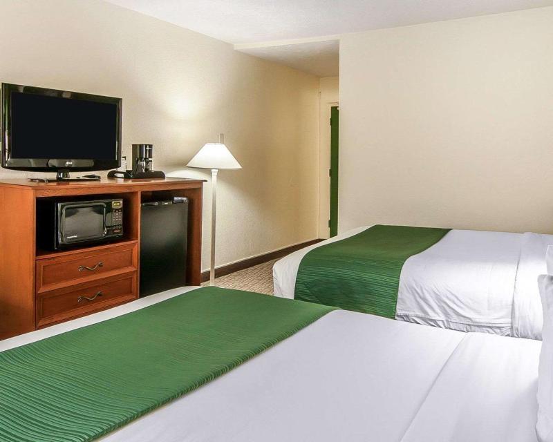 Queen Room with Two Queen Beds - Non-Smoking image 4