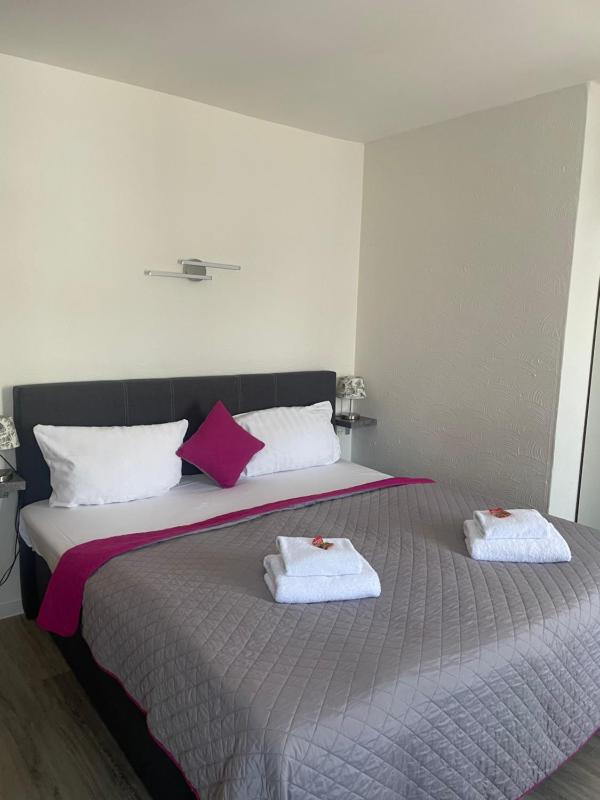 Double Room image 3
