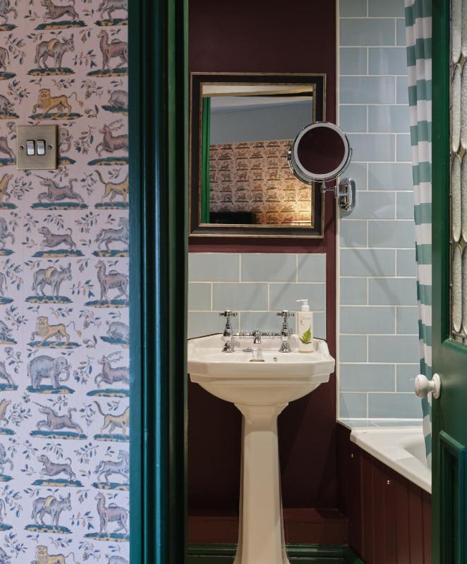 Double Room - Character image 3