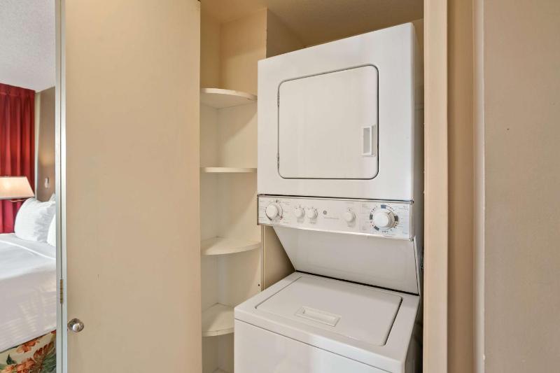 One-Bedroom Suite with Partial Ocean View image 4