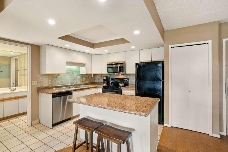 One-Bedroom Suite with Partial Ocean View image 2