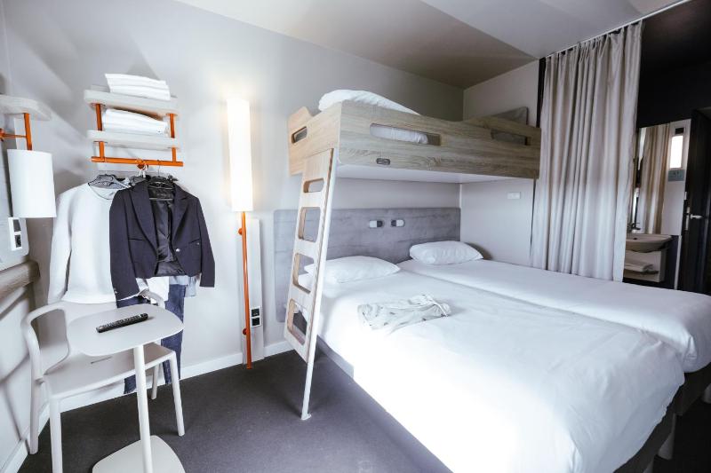 Standard Twin Room image 2