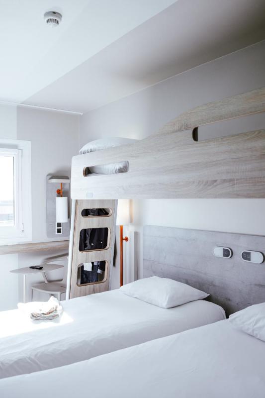 Standard Twin Room image 3