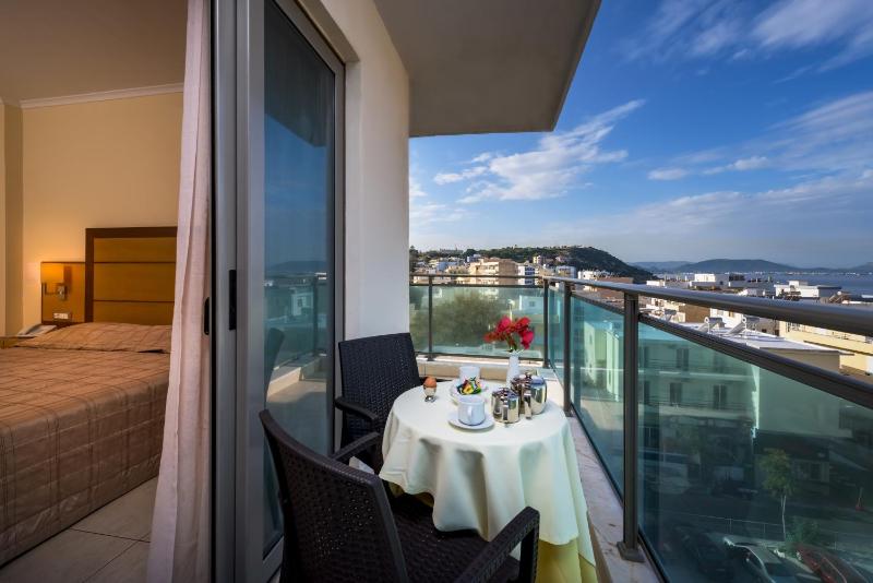 Manousos City Hotel - image 9