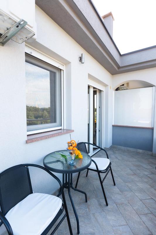 Triple Room with Pool View image 4
