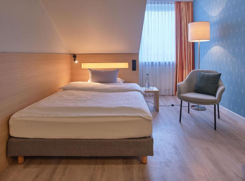 Basic Single Room with Garden View image 3