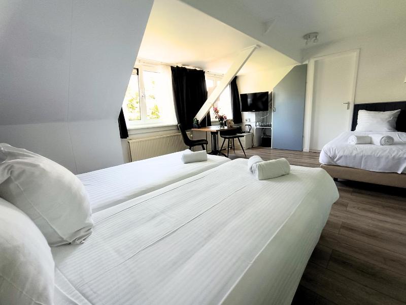 Triple Room with Bath image 1