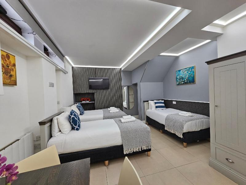 Quadruple Room image 4