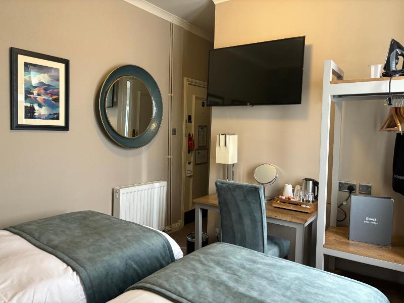 Twin Room with Shower image 4
