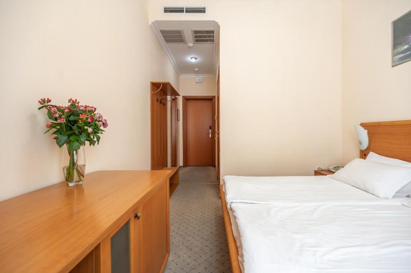 Double Room image 4