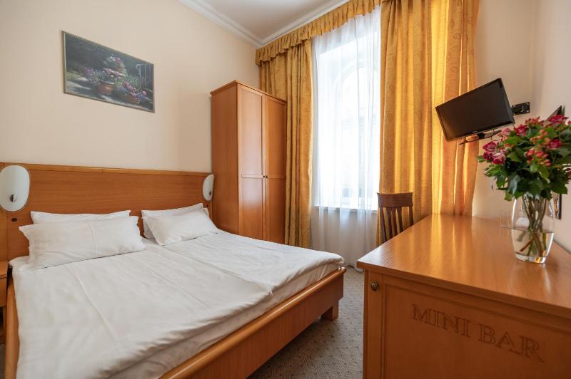 Double Room image 3