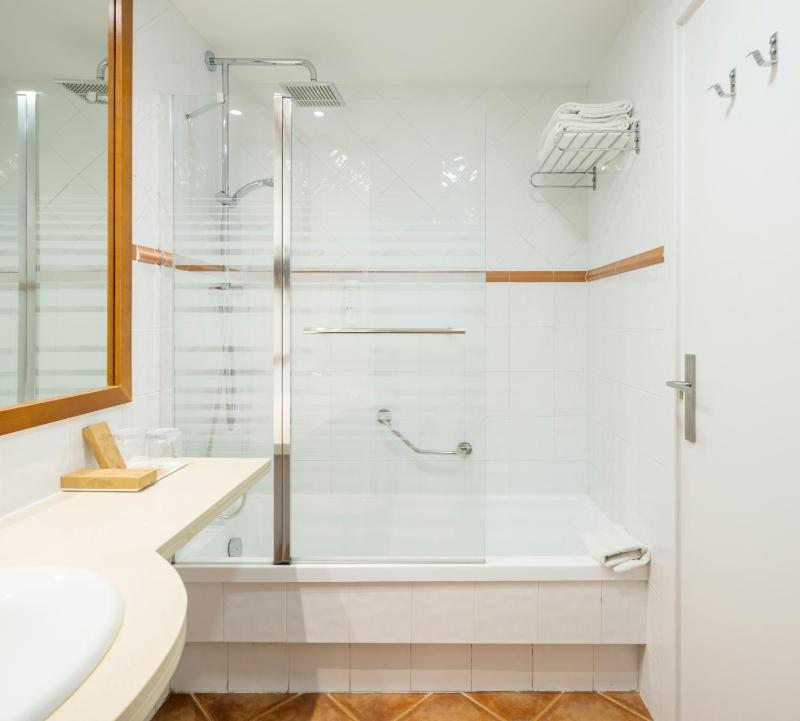 Double or Twin Room image 3