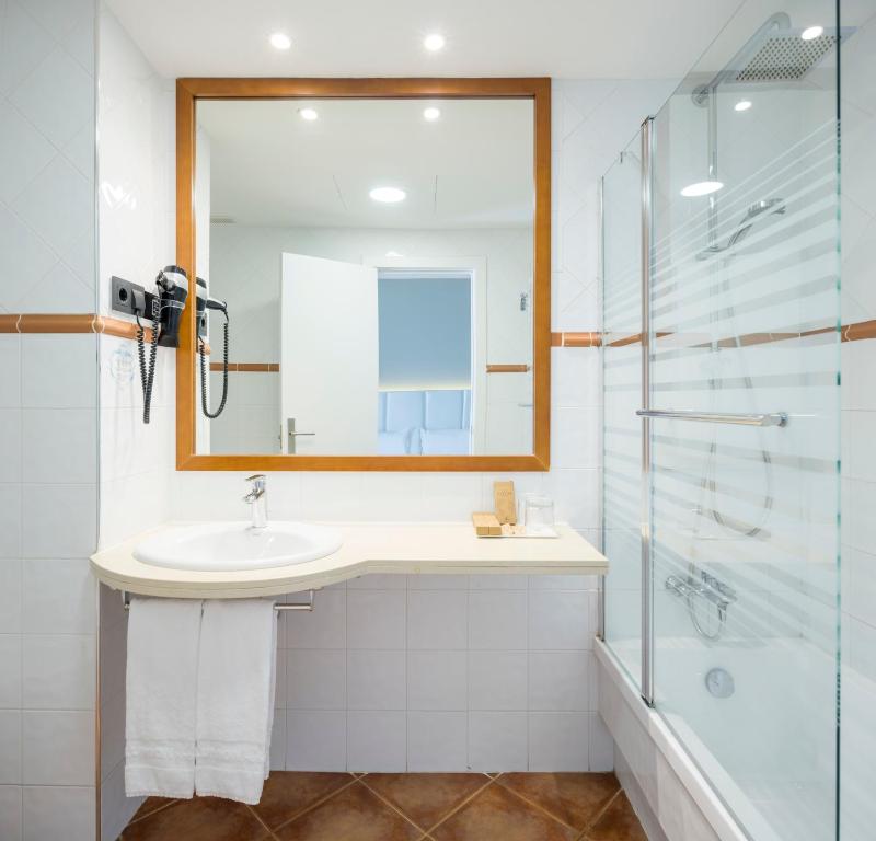 Double or Twin Room image 4