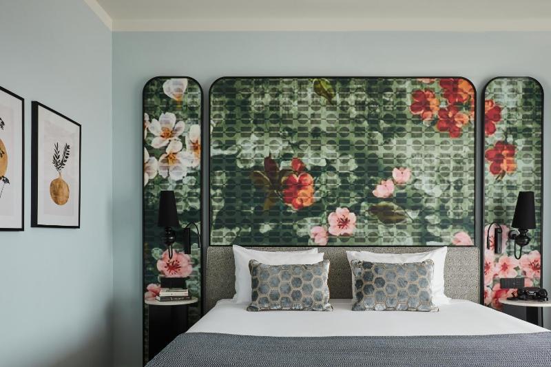 Premium King Room image 1