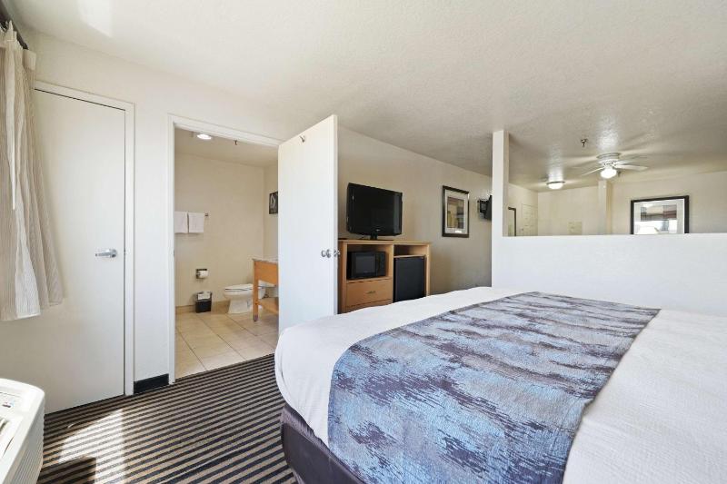 Executive King Suite - Non-Smoking image 4