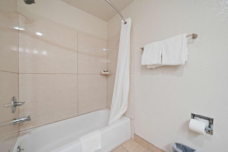 Queen Suite - Non-Smoking image 3