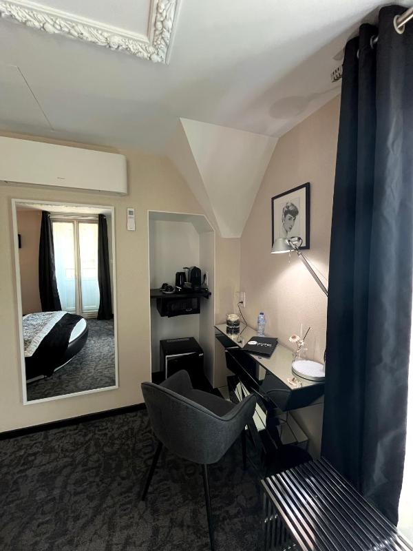 Double Room with Garden View image 4